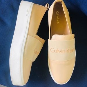 Comfort in style.. Cream CalvinKlein platform!